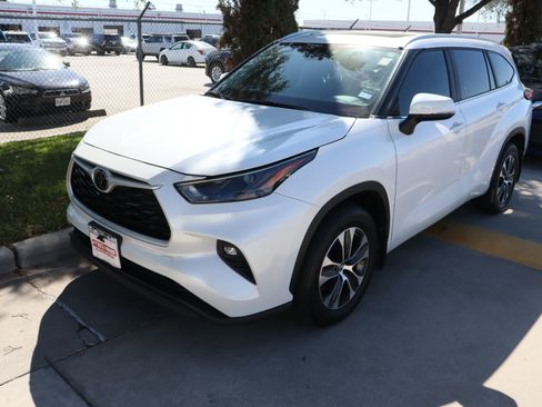 Used 2023 Toyota Highlander XLE image 6