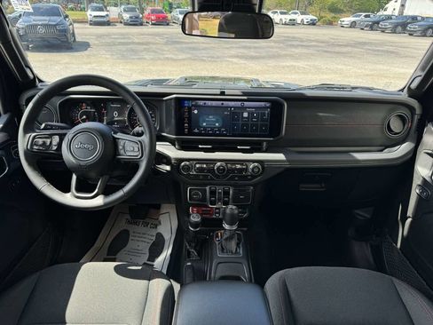 Used 2025 Jeep Wrangler Unlimited Rubicon w/ Convenience Group AWD/4WD image 14