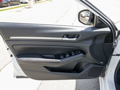 Used 2024 Nissan Altima 2.5 SR FWD image 14