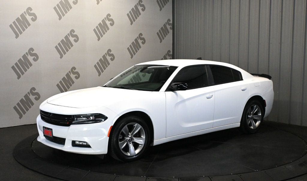 Used 2017 Dodge Charger SXT RWD image 1
