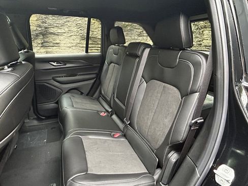 New 2025 Jeep Grand Cherokee Altitude image 21