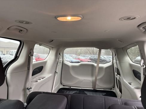 Used 2020 Chrysler Voyager L image 37