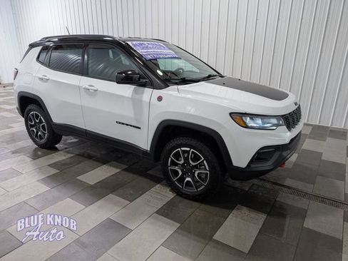 Used 2025 Jeep Compass Trailhawk AWD/4WD image 5