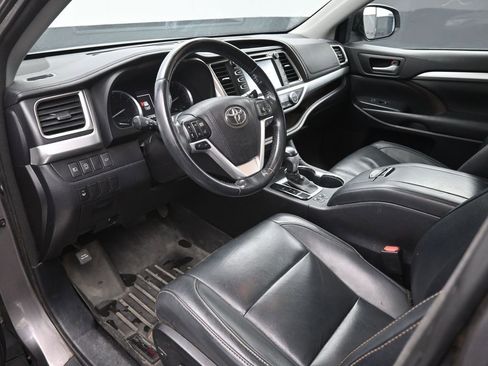 Used 2017 Toyota Highlander XLE AWD/4WD image 16