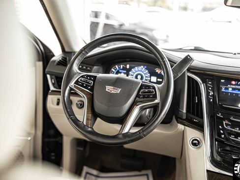 Used 2018 Cadillac Escalade ESV Luxury image 38