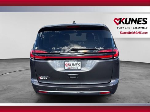 Used 2023 Chrysler Pacifica Touring-L FWD image 6