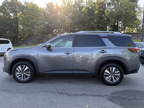 Used 2025 Nissan Pathfinder SL FWD image 2