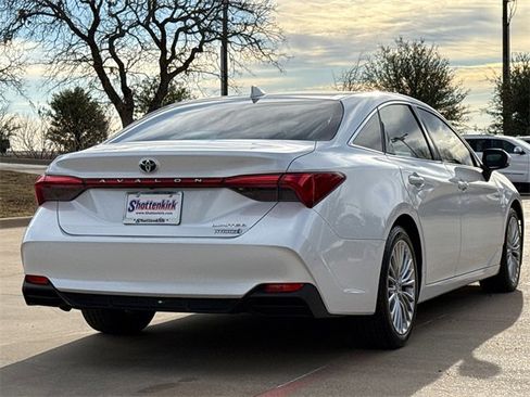 Used 2019 Toyota Avalon Limited image 8
