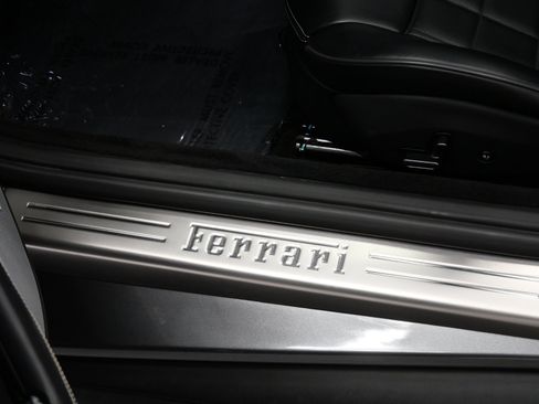 Used 2019 Ferrari Portofino RWD image 33