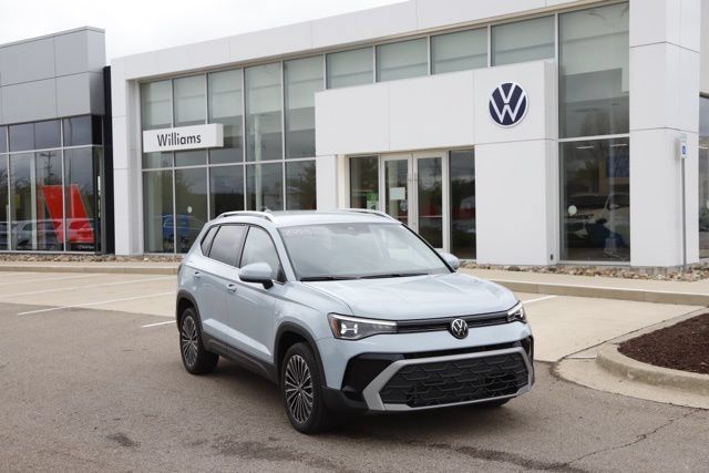 Used 2025 Volkswagen Taos SE FWD image 1