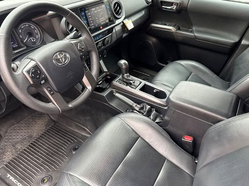 Used 2019 Toyota Tacoma TRD Sport image 9