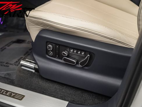 Used 2021 Bentley Bentayga image 24