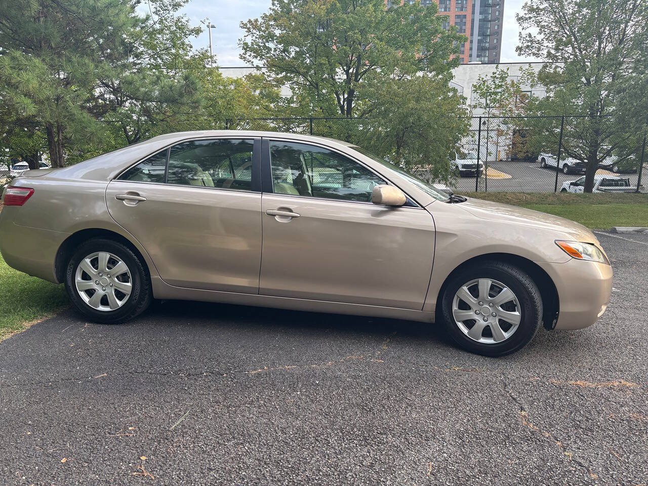 Used 2009 Toyota Camry LE FWD image 4