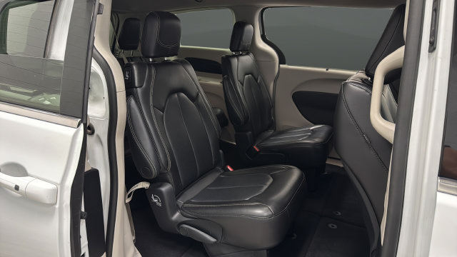 Used 2023 Chrysler Pacifica Touring-L FWD image 23
