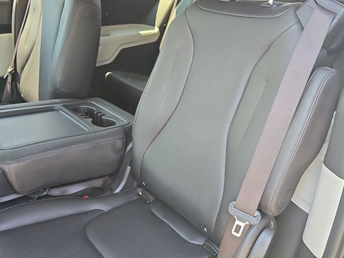 Used 2024 Kia Carnival LX FWD image 10