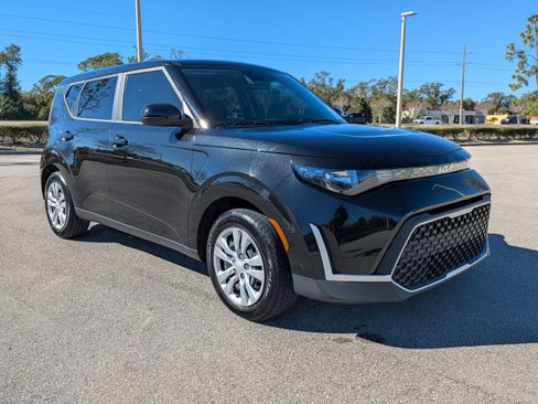Certified 2023 Kia Soul LX image 2