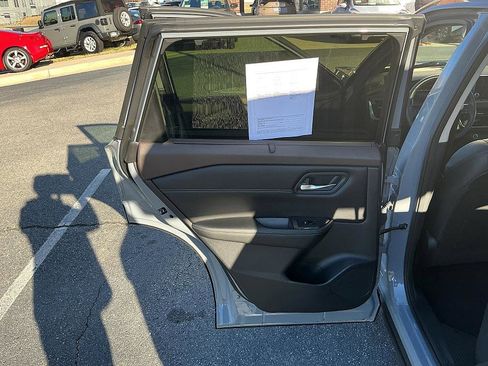 Used 2023 Nissan Rogue SV w/ SV Premium B Package image 21