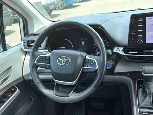 Used 2024 Toyota Sienna XLE AWD/4WD image 17