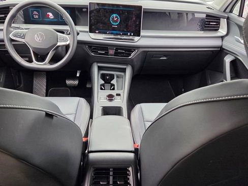 Used 2025 Volkswagen Tiguan SE image 8