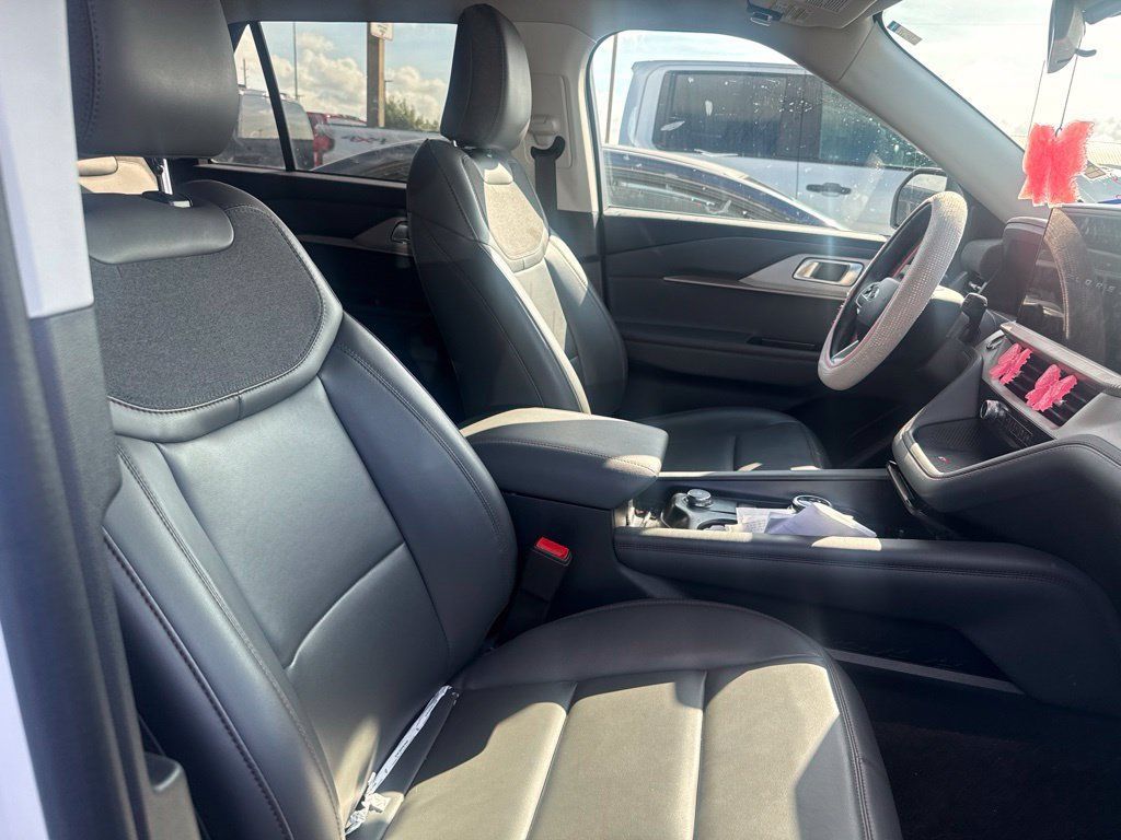 Used 2025 Ford Explorer Active w/ Active Comfort Package RWD image 8