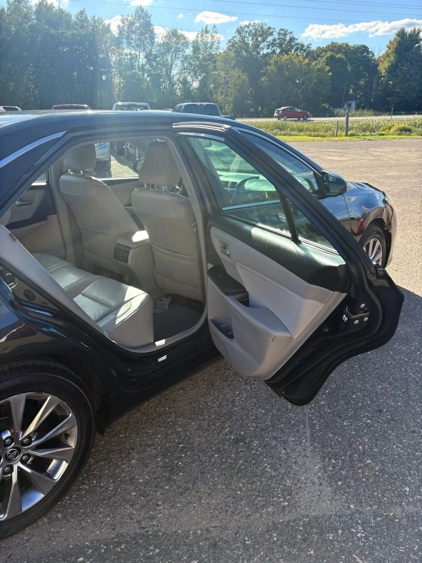 Used 2015 Toyota Camry XLE FWD image 32