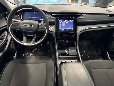Used 2023 Jeep Grand Cherokee Laredo X AWD/4WD image 9