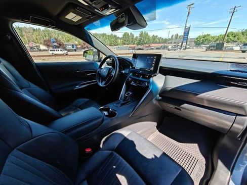 Used 2021 Toyota Venza XLE image 17