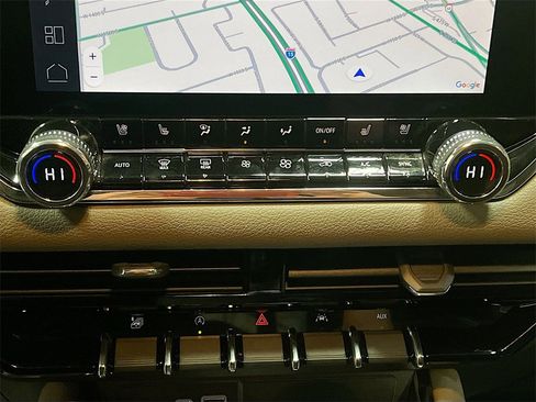 Used 2025 GMC Canyon Denali image 16