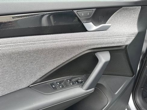 Used 2025 Volkswagen Tiguan S image 8