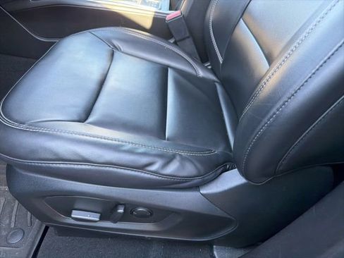 Used 2022 Ford Explorer XLT w/ Equipment Group 202A image 7