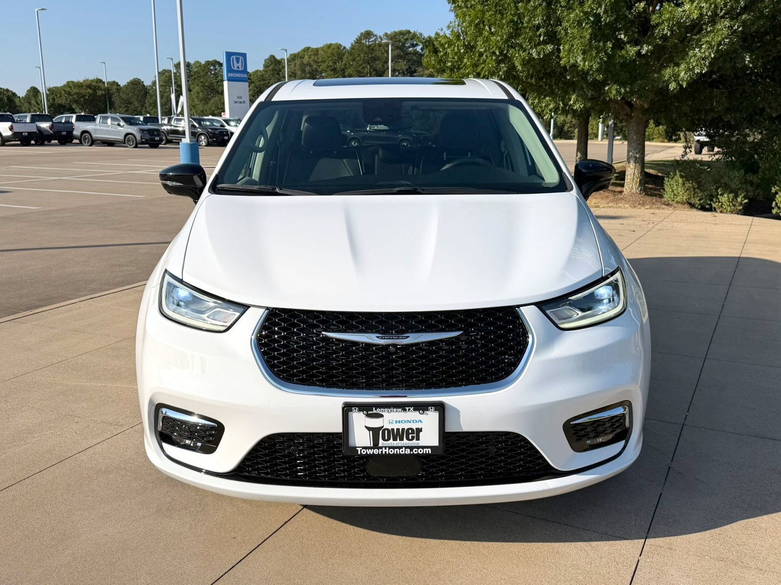 Used 2024 Chrysler Pacifica Limited AWD/4WD image 2