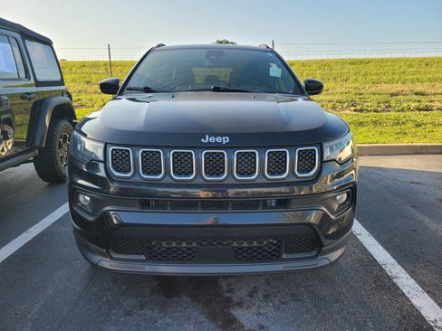 Used 2023 Jeep Compass Latitude AWD/4WD image 2