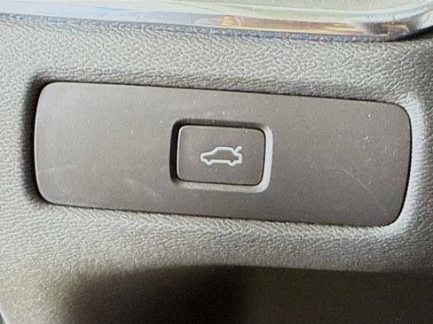 Used 2025 Volvo XC60 B5 Core w/ Protection Package Premier image 10