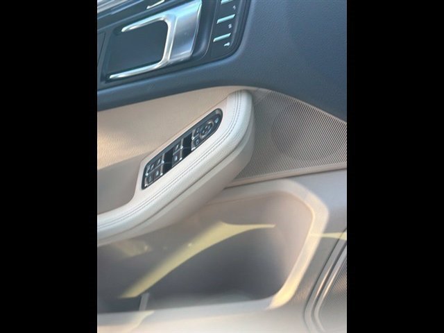 Used 2025 Porsche Macan AWD/4WD image 11