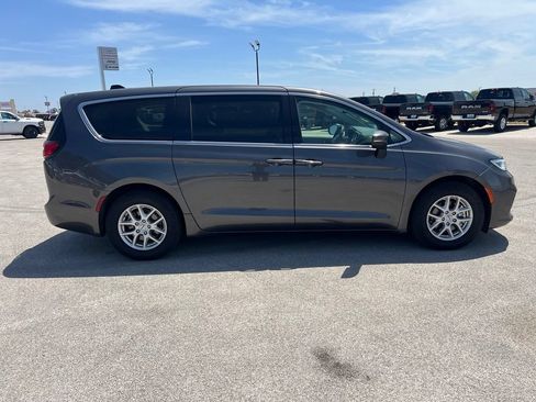 Used 2023 Chrysler Pacifica Touring-L FWD image 6