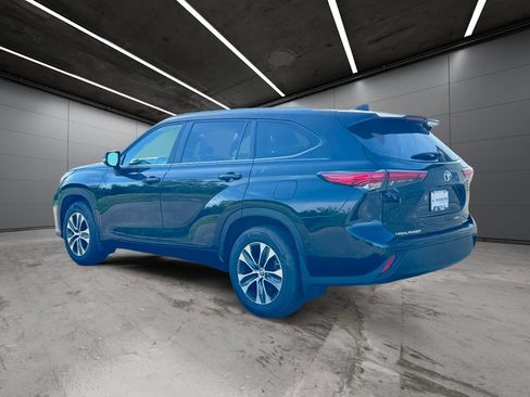 Used 2023 Toyota Highlander XLE AWD/4WD image 3
