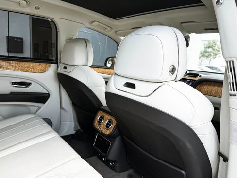 Used 2022 Bentley Bentayga AWD/4WD image 35