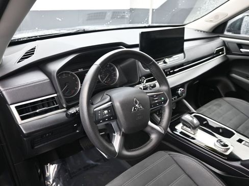 Used 2025 Mitsubishi Outlander SE image 9