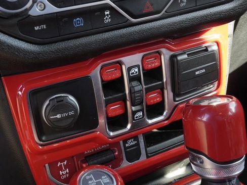 Used 2024 Jeep Wrangler Unlimited image 16