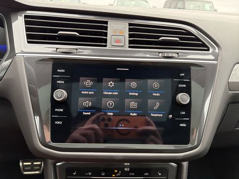 Used 2024 Volkswagen Tiguan SE R-Line image 17