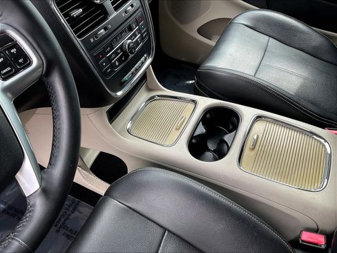Used 2013 Chrysler Town & Country Touring-L w/ Premium Group FWD image 17