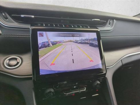 Used 2025 Jeep Grand Cherokee Limited image 10