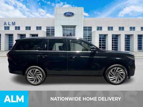 Used 2025 Lincoln Navigator Reserve AWD/4WD image 4