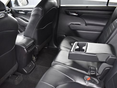 Used 2023 Toyota Highlander XLE FWD image 19