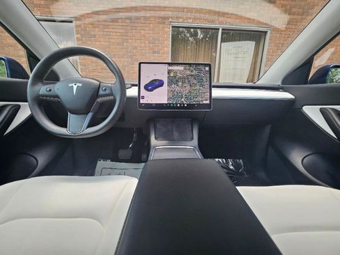 Used 2022 Tesla Model Y Long Range AWD/4WD image 39