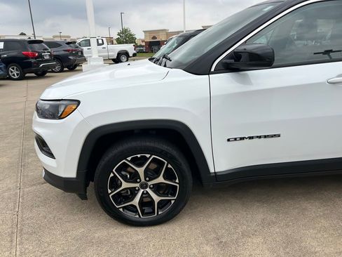 Used 2025 Jeep Compass Limited AWD/4WD image 2