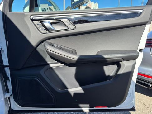 Used 2023 Porsche Macan image 32