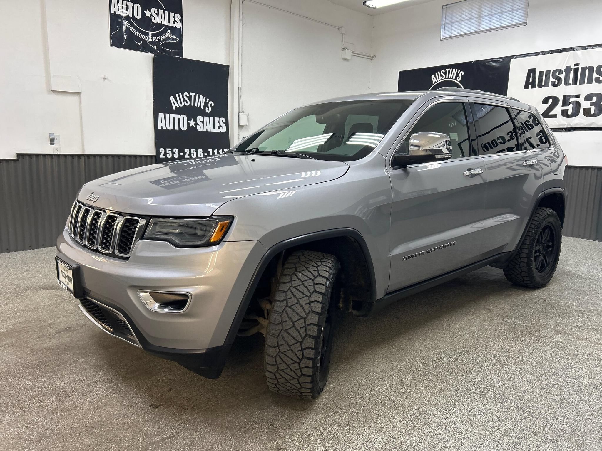 Used 2019 Jeep Grand Cherokee Limited w/ Luxury Group II AWD/4WD image 3