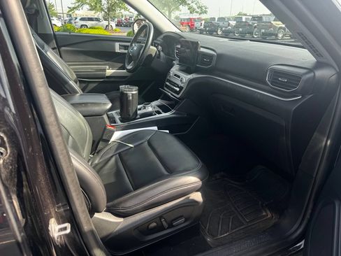 Used 2021 Ford Explorer XLT w/ Equipment Group 202A AWD/4WD image 9