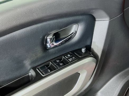 Used 2017 Nissan Titan SV image 17